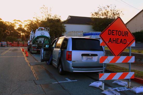 Das ist wohl unser originellster Übernachtungsplatz. Nachdem wir durch die Straßen gekurvt sind, finden wir endlich diese Gasse, welche keine Verbotsschilder aufweist.
Gleich hinter uns übernachtet auch eine obdachlose Frau in Nachthemd in ihrem Auto und wir fragen sie, ob es hier o.k. ist. Sie flüstert uns, wir sollen uns einfach ruhig verhalten und so müssen wir nicht Angst haben, von einem Polizisten gestört zu werden. 
Naja, gestört zu werden wäre wohl noch das kleinste Problem - wir wollen nur nicht nochmals eine Busse