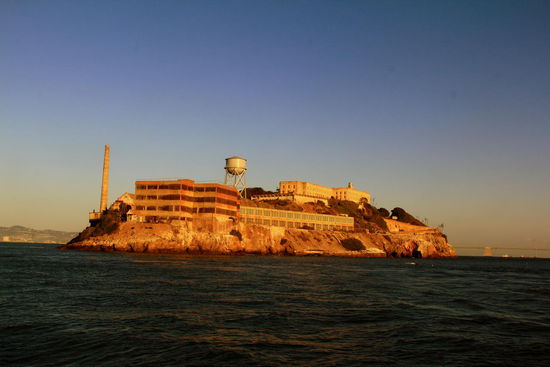 Die Insel Alcatraz, welche lange Zeit (1934- 1963) als Hochsicherheitsgefängnis genutzt wurde. Unter den Häftlingen befanden sich bekannte Gangster wie Al Capone.
In den 29 Jahren gab es 14 Fluchtversuche durch insgesamt 36 Gefangene, aber keinen bekannten erfolgreichen Ausbruch.
Heute gilt die Insel als Touristenattraktion, welche jedoch zur Zeit aufgrund des Streiks auch nicht besucht werden kann.