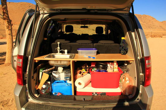 So sieht übrigens unsere Ina von innen aus. Sogar ein Lavabo bietet sie und Geschirr haben wir auch wieder nachgekauft, nachdem uns am ersten Tag bereits die rote Kiste mit Geklirre runtergefallen ist 
Reicht doch völlig und passt uns besser als die hier zahlreichen großen Camper.