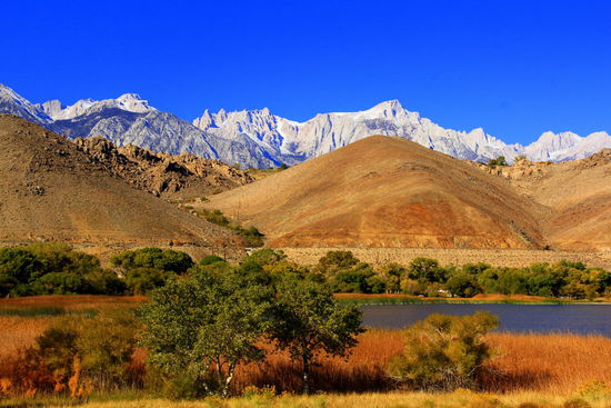 Blick vom See auf den höchsten Berg der USA (außerhalb Alaska): den 4421 m hohen Mount Whitney