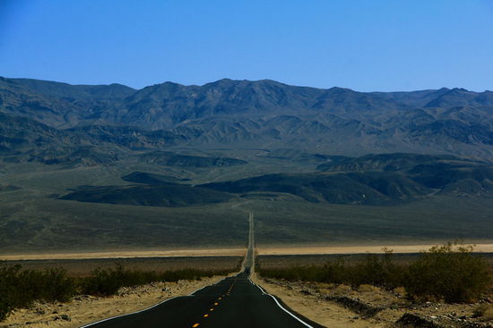 Juhuu, unser erster, hoffentlich nicht einziger Nationalpark: Death Valley N.P. 
Viele Punkte können leider nicht angefahren werden, immerhin ist jedoch die Durchgangsstraße trotz Streik nicht gesperrt und wir können gratis durchfahren 