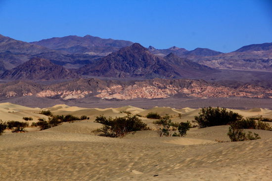 Die Mesquite Flats Sand Dunes im Death Valley: riesige Sanddünen aus feinstem Quarzsand, die sich auf einer Fläche von insgesamt rund 36 Quadratkilometern erstrecken.