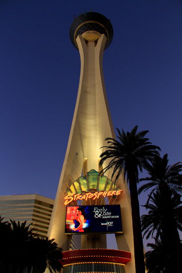 Unser zu Hause für die kommenden 3 Nächte: Stratosphere Hotel (noch ein wenig zu sehen links neben dem Tower). Wir ergattern uns ein großes Doppelbettzimmer für 35.- die Nacht!!! (2 Tage vorher gebucht  )
Die Zimmer sind groß und eben so, wie man sie von so einem Hotel etwa kennt. Zutritt auf den Tower ist für uns als Hotelgäste kostenlos und so wollen wir uns Vegas gleich mal von oben anschauen