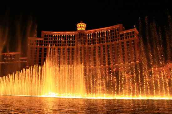Das bekannte Bellagio Hotel bietet abends regelmäßige Wasserspiele vor seinen Toren