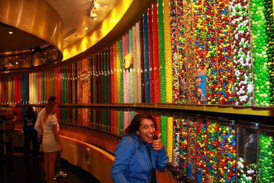 Mmmmh im 4- stöckigen m&amp;m`s Laden Sooo viele Sorten gibt es hier! Da wären wir gerne über Nacht eingeschlossen 