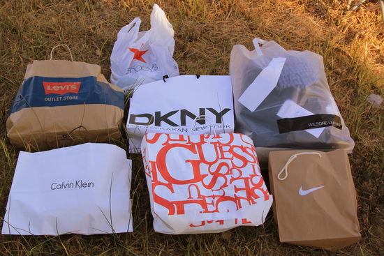 Als wir den Van aufräumen, kommen da komische Einkaufstüten mit Kleider drin hervor...hmmm
