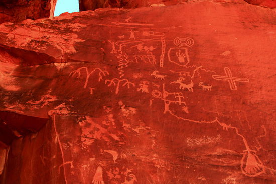 Über 4000 Jahre alte Petroglyphen...