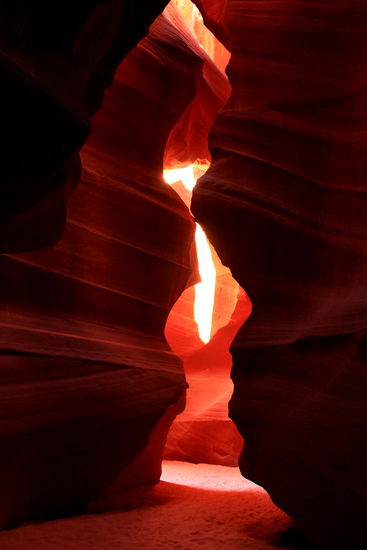 Upper Antelope Canyon: Sein indianischer Name lautet Tse bighnilini, was soviel wie "Der Platz, wo das Wasser durch die Felsen fließt" heißt. Der Antelope Canyon wurde vom Antelope Creek gebildet, einem etwa 30 km langen Bach. Wasser und Wind haben den Canyon über Jahrtausende modelliert und dabei tiefe Einschnitte im Gestein hinterlassen. Er ist ebenerdig begehbar, bis zu 44,3 m tief und hat eine Länge von etwa 400 m.