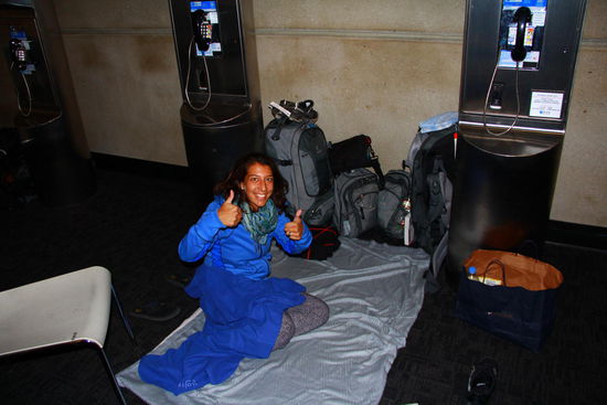 So, die 3,5 Wochen USA Südwesten sind bereits vorbei (schön war`s!) und es geht in die 2. Runde USA: knappe 4 Wochen HAWAIIII  
Wir freuen uns ja soooo 
Unsere Ina haben wir heute Abend abgegeben und da unser Flug nach Honolulu bereits morgen in der Früh geht, haben wir entschieden, die Nacht gleich am Flughafen zu verbringen. Hier unser eingerichteter "Campingplatz" 