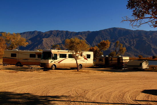 "Normale" Camper sind eher weniger zu sehen. Die Meisten fahren Fahrzeuge in der Größe eines Cars!