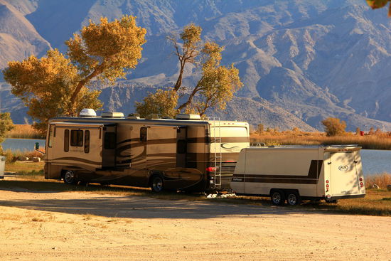 Hier einer noch etwas näher...Da anscheinend die Länge nicht reicht, lassen sie sich auf der Seite noch "ausbauen". Und praktisch jeder hat ein Auto (meist Jeep) hinten angehängt, um zwischendurch auch etwas flexibler unterwegs zu sein. Dieser jetzt halt grad nicht 