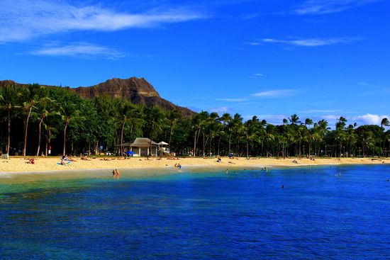 Im Hintergrund der Diamond Head. Aufgrund der Temperaturen bleiben wir jedoch lieber hier unten am Strand ...