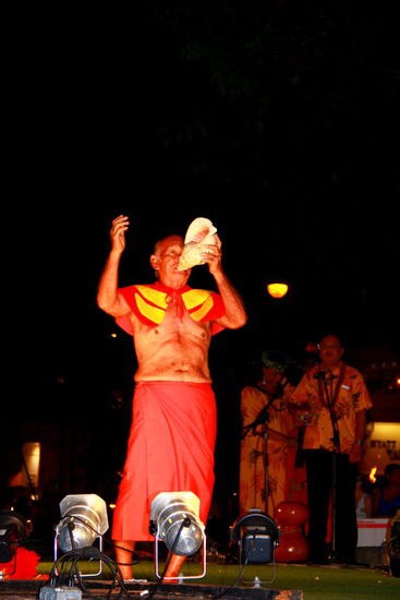 Die Hulashow beginnt mit dem Erklingen der riesigen Muschel