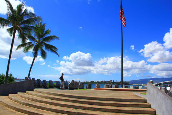 Am 2. Tag auf Oahu fahren wir mit dem Bus zum Pearl Harbor, welcher wohl den Meisten ein Begriff ist. 
(Der Angriff auf Pearl Harbor, auch bekannt als Überfall auf Pearl Harbor, war der Angriff der Kaiserlich Japanischen Marineluftstreitkräfte auf die in Pearl Harbor auf Hawaii vor Anker liegende Pazifikflotte der Vereinigten Staaten am 7. Dezember 1941.)
Die hier im Halbkreis angelegten "Pflöcke" gedenken an die durch den Angriff verloren gegangenen Schiffe.