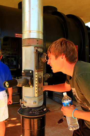 Ein U- Boot Periskop (ist ein optisches Instrument um aus einer Deckung heraus zu Beobachten)