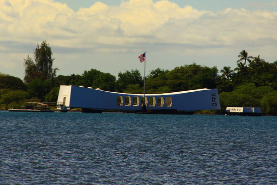 Das USS Arizona Memorial in Pearl Harbor markiert die Ruhestätte von 1102 der 1177 Seeleute, die beim Untergang der USS Arizona am 7.12.1941 ums Leben kamen. 
Das Bauwerk erinnert an die Ereignisse dieses Tages, woraufhin die USA in den Zweiten Weltkrieg eintraten. Das 1962 eingeweihte Mahnmal, das jährlich von über einer Million Menschen besichtigt wird, überspannt den Rumpf des gesunkenen Kriegsschiffes ohne diesen zu berühren. 
An unserem Besuchstag sind keine Bootstickets mehr verfügbar, um zu diesem Denkmal (Museum) zu fahren. Wir sind jedoch der Meinung, dass wir auch so durch die verschiedenen Info- und Fototafeln auf dem Festland einen Eindruck von diesem tragischen Ereignis mitbekommen haben - ergreifend!