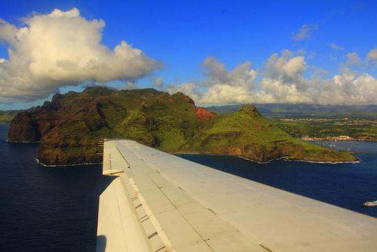 Aloha Kauai!
Kauai, zurecht auch Garteninsel genannt, ist mit einer Gesamtfläche von 1435 Quadratkilometern die viertgrößte Insel des Archipels (etwa doppelt so groß wie Hamburg). Die Insel ist fast kreisrund, wobei die max. Ausdehnung zwischen Ost-West knapp 53km und Nord-Süd etwa 40km beträgt. Wir gelangen also rasch von Punkt A nach B 
Derzeit zählt Kauai etwa 67`000 Bewohner.