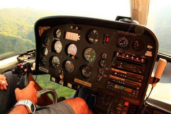 Heli fliegen scheint ein Kinderspiel zu sein Locker schlürft er alle paar Min. sein Redbull und "nifelt" nebenbei zwischendurch etwas an diesem "Knüppel". Könnten wir doch auch 