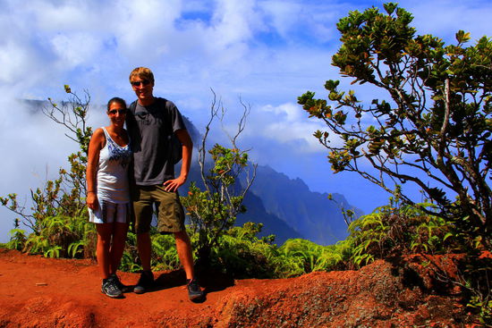 Auf der Wanderung hat ein extrem herzliches Hawaiianerpaar den unglaublichen Drang, uns fotografieren zu müssen, damit wir ein Foto von uns haben  Also ab in Pose!