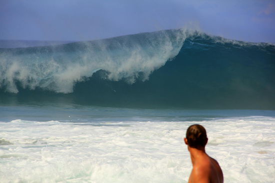 Wir waren nun ja bereits an verschiedenen Stränden, aber soooolch hohe Wellen haben wir noch nie zu Gesicht bekommen!!
