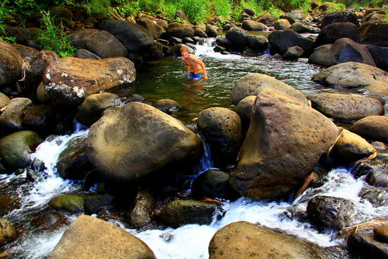 Reto erfreut sich am kühlen Nass, während ich mir das Baden auf die hohen Wasserfälle aufspare. Lediglich meine Schuhe und Socken waren baden, weil mich beim Bestaunen der Wellen eine unerwartet bis zu den Hüften erfasst hat 