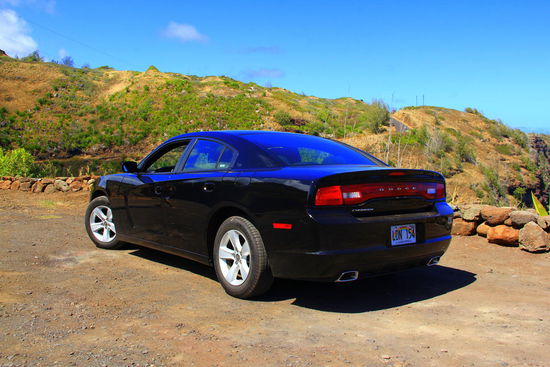 Hier unser cooler "Schlitte". In der günstigen Preiskategorie (im Internet 2-4 Türer angewählt) piepst der plötzlich, als wir auf der Vermietstation auf unseren Autoschlüssel drücken
Uiiii und dann hat man einen jungen Mann grinsen gesehen