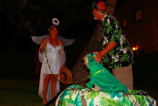 Sogar der Hund ist verkleidet 