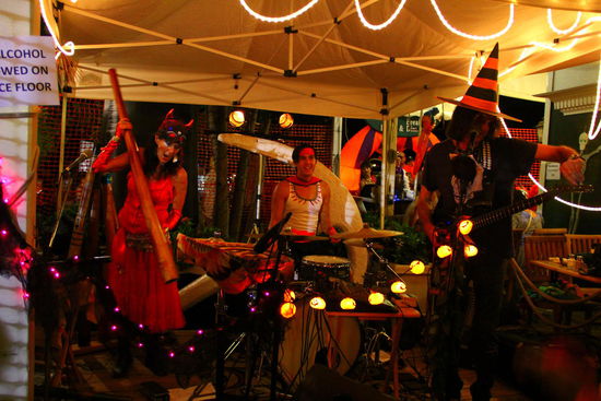 Eine der Livebands...hier wird auch ein bisschen "Füdi" geschwungen 