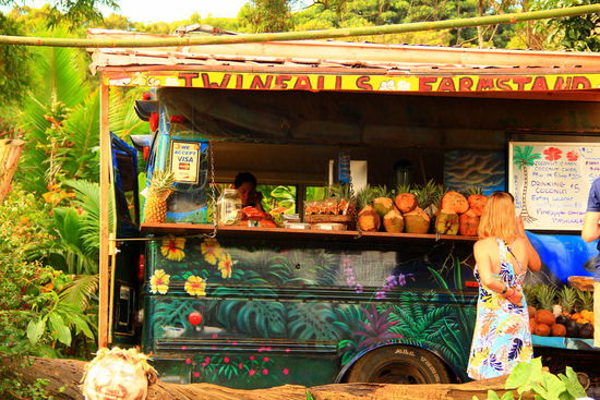 Strassenstände in dieser Art sind häufig anzutreffen auf Hawaii...überall gibt`s versch. Früchte, praktisch immer schmackhaftes Bananenbrot und Kokosnüsse zum Schlürfen