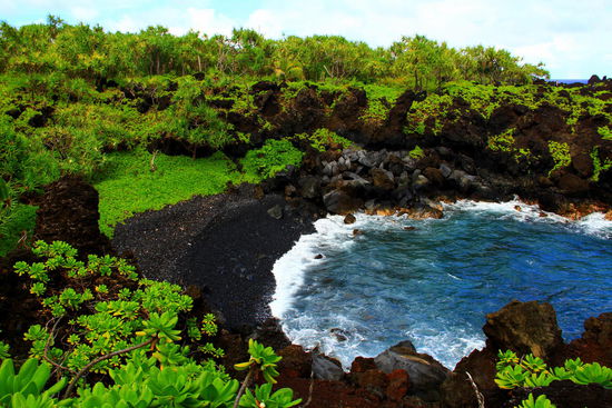 Auf Hawaii sind so einige schwarze Strände zu finden...Unseren obligatorischen Sand nehmen wir dann wohl von so einem nach Hause