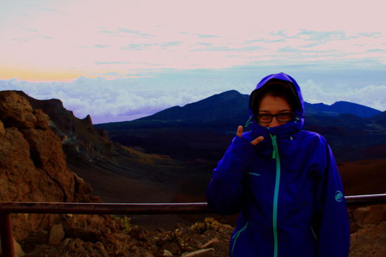 Immerhin haben wir Faserpelz und Jacken! Andere Gäste bestaunen das "Morgenspektakel" in kurzer Hose und Badelatschen - teilweise haben sie sich in aus dem Hotel mitgenommene Bettdecken gehüllt 