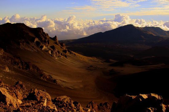 Blick in den "Krater"...(Eigentlich ein einem Krater ähnlich sehendes, 900 m tiefes Verwitterungsbecken.)