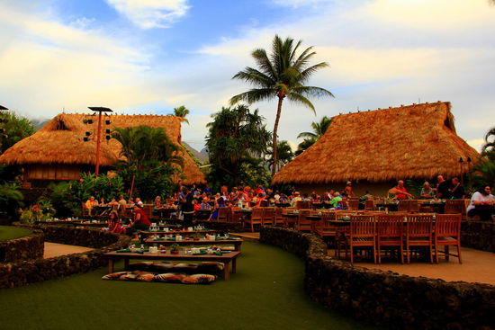 An unserem letzten Abend auf Maui besuchen wir ein Luau. Dies soll Touristen die hawaiianische Kultur ein kleeeines Stück näher bringen und zeigen, wie die Hawaiianer feiern.
Leckeres Essen und Trinken (verschiedenste Cocktails, etc.) à Discretion - mmmmh  Auch der hier angebaute Taro konnten wir nun versuchen. Schmeckt irgendwie komisch nach Nichts finden wir 
Nach dem Essen folgen tolle Hula- Shows. Der Spaß ist etwas teuer, doch wir geniessen den Abend sehr!