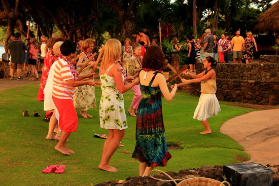 Übung macht die Meisterin  Vor dem Essen können Tänze gelernt werden, Schnitzereien beoachtet, eine Sau wird ausgegraben, etc.