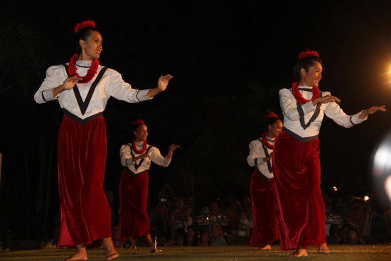 Wollten die sich etwa als Schweizerinnen verkleiden und haben`s nicht so ganz getroffen?!
