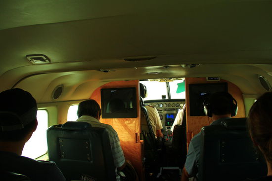 Während des gesamten 40min. Fluges sehen wir zu den Piloten ins Cockpit 