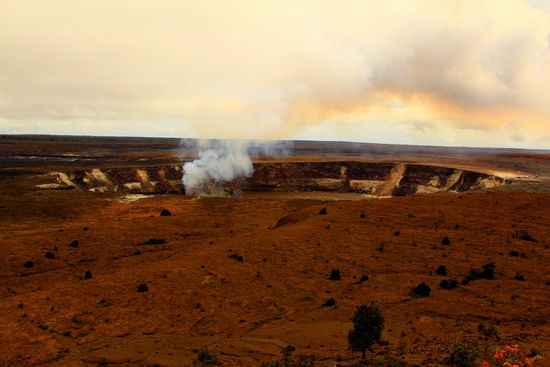 Der riesige Kilauea- Krater. Innerhalb dieses befindet sich der Halemaumau- Krater. Seit 2008 dampfen giftige Gase aus dem Innern, so dass der weitere Strassenverlauf ab hier gesperrt ist.