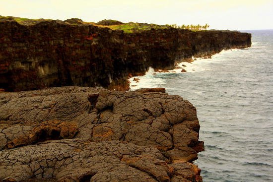 Auch hier - alles Lava! So entstanden die vielen Hawaii - Inseln. 
Eigentlich kann man in diesem N.P. die heiße, flüssige Lava oft ins Meer fließen sehen - doch zur Zeit leider nur, wenn man mit dem Heli darüber hinweg fliegt.