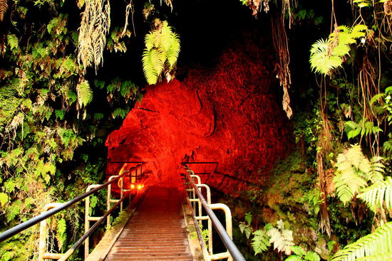Eingang in die Thurston Lava Tube (Lavaröhre).
Wenn fließende Lava an ihrer Oberfläche erkaltet und die innere heiße Lava weiter fließt, entsteht eine Lavaröhre. Die Decke dieser ist besonders dick, so dass keine Einsturtzgefahr besteht.