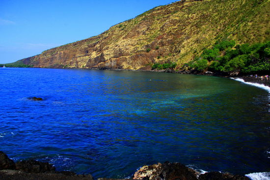Die Kealakekua (Das ABC der Hawaiianer umfasst übrigens lediglich 12 Buchstaben  ) Bay ist eine Art Unterwasser - Naturschutzgebiet. Dabei handelt es sich um eine der wenigen Plätze auf der Welt an denen noch Populationen der Spinner Doplphins leben. Sie schwimmen in dieser geschützten Bucht bis nahe an den Strand, ruhen sich aus, paaren sich, etc.
Uns wird gesagt, dass ganz am Ende der Bucht heute Vormittag 4 Delfine seien (auf dem Bild links oben) - gerne würden wir sie beim Schnorcheln beobachten, doch die Mietkayaks sind überteuert.