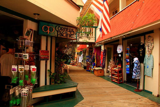 Als wir verschwitzt oben angekommen sind, fahren wir in die schmucke Stadt Kailua- Kona, wo wir uns die tollen Lädeli ansehen.Danach geht's an den Strand für den Nachmittag...