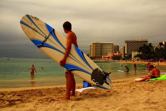 Nach einer Woche Big Island verbringen wir nochmals 2 Tage in Honolulu am Waikiki Beach. Der Surfer versucht sich nochmals auf dem Brett (dieses ist bedeutend kleiner und er meint, einen beträchtlichen Unterschied festzustellen) 