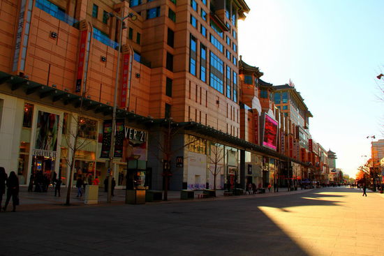 Viele Leute scheinen vormittags nicht unterwegs zu sein. Straße mit bekannten Shoppinggeschäften - irgendwann müssen wir also noch "Lädele" einplanen 