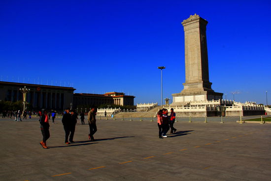 Tian`anmen Platz/ Platz des himmlischen Friedens: 
Er wird mit seinen 39,6 ha Fläche oft als größter befestigter Platz der Welt bezeichnet. Auf dem Platz steht das Denkmal für die Helden des Volkes im Kampf um die Befreiung.