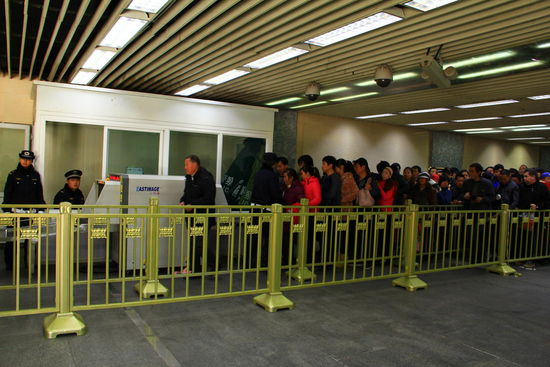 Um U- Bahn fahren zu können, muss man seine Taschen/ Rucksäcke zuerst einer Durchleuchtung unterziehen. So im Stau stehen mussten wir jedoch zum Glück nie  
Dafür war die U- Bahn immer proppenvoll und es wird gequetscht wie es nur geht! Davon, dass "man" die Leute zuerst aussteigen lässt, haben wohl die Chinesen noch nie gehört und es wird gleichzeitig ein- und ausgestiegen. Anscheinend stehen sie auf Körperkontakt und rumschubsten 