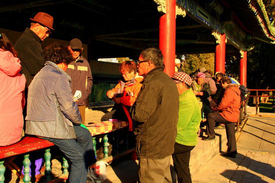 Am Eingang des Himmelstempels - eine Tempelanlage, in der die Kaiser der Ming- und Qing-Dynastien jedes Jahr für eine gute Ernte beteten.
In einer Reihe von ca. 300m spielen viele Leute gemeinsam Karten auf diesen Geländern 