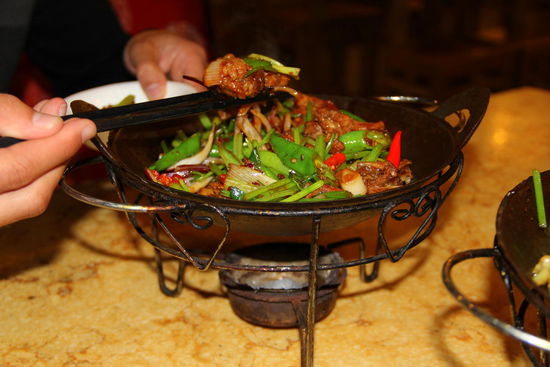 Das mit den Stäbchen hätten wir wohl besser etwas geübt! Reto macht sich gar nicht so schlecht, während ich meine Probleme habe. Verkrampfter könnte ich mich wohl nicht anstellen!
Kurz bevor wir mit Essen fertig sind, wird uns grinsend je eine Gabel gebracht 