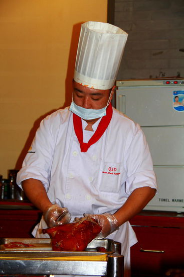 Im im letzten Eintrag erwähnten originalen Pekingenterestaurant. Eigentlich wollten wir keine ganze Ente, sondern verarbeitete "nuggetsähnliche Dinger" bestellen. Doch die Kellnerin lässt nicht locker und wir lassen uns etwas überreden...Nun schneidet der Koch die Ente vor unseren Augen in mundgerechte Stücke - bereits das Zuschauen verdirbt mir etwas den Appetit