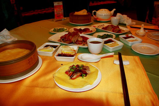 Die Fleischstücke werden zusammen mit Gemüse auf Pancakes gelegt und danach wie ein Burrito zusammengerollt. Das Ganze sollte nun mit Stäbchen gegessen werden, was wir natürlich beim besten Willen nicht zu Stande kriegen! Beschämt essen wir von Hand