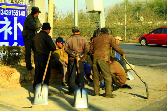 Das musste ich einfach festhalten
Auf unserer Reise durch verschiedene Länder fällt häufig auf, dass bei körperlichen Arbeiten vielfach 1 Mann arbeitet und die anderen zuschauen. Naja immerhin haben so aber nat. auch mehr Leute einen Job, was ja von Vorteil ist.